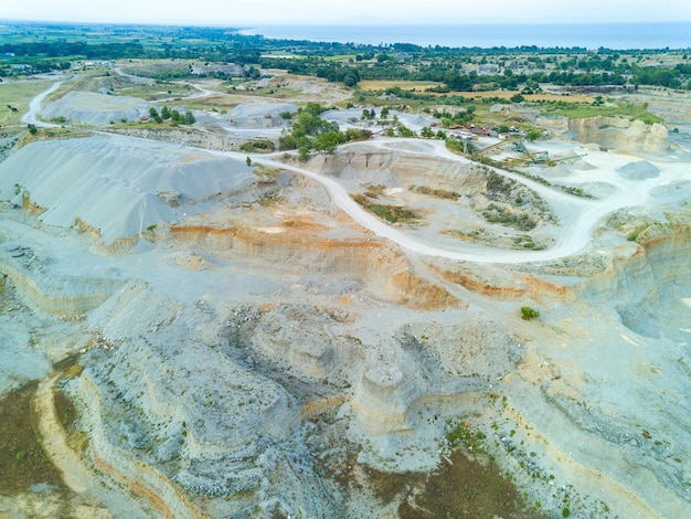 Sandkrater in montenegro und moderne geräte und maschinen zur gewinnung von sand gegen die