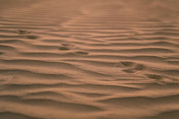 Sandmuster mit Wellenlinien