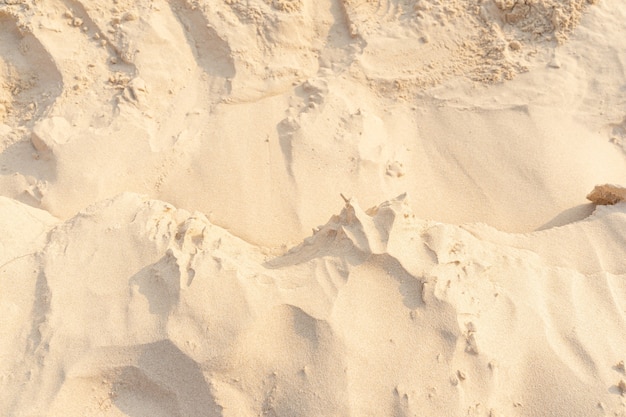 Sandmusterbeschaffenheit für den Hintergrund. Brown-Wüstenmuster vom tropischen Strand. Nahaufnahme.