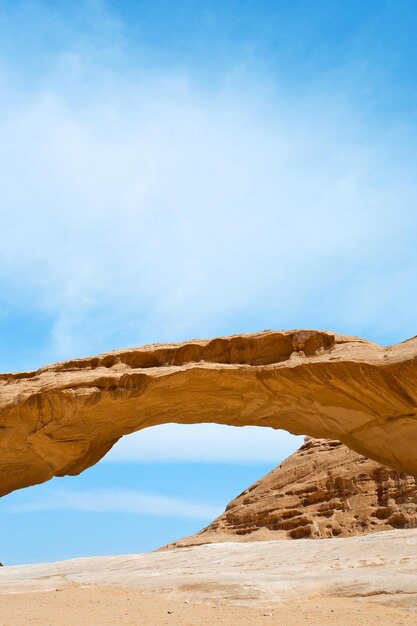 Sandstein-Brückenfelsen in der Wüste Wadi Rum