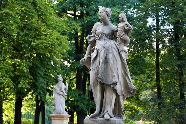 Sandsteinstatuen im Sächsischen Garten, Warschau, Polen, hergestellt vor 1745 von einem anonymen Warschauer Bildhauer unter der Leitung von Johann Georg Plersch, Statuen griechischer mythischer Musen.