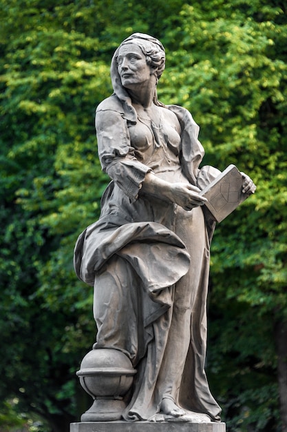 Sandsteinstatuen im Sächsischen Garten, Warschau, Polen, hergestellt vor 1745 von einem anonymen Warschauer Bildhauer unter der Leitung von Johann Georg Plersch, Statuen griechischer mythischer Musen.