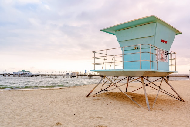 Sandstrand am Strand in Los Angeles blaue Türme von Rettungsschwimmern bei Sonnenuntergang an der kalifornischen Küste