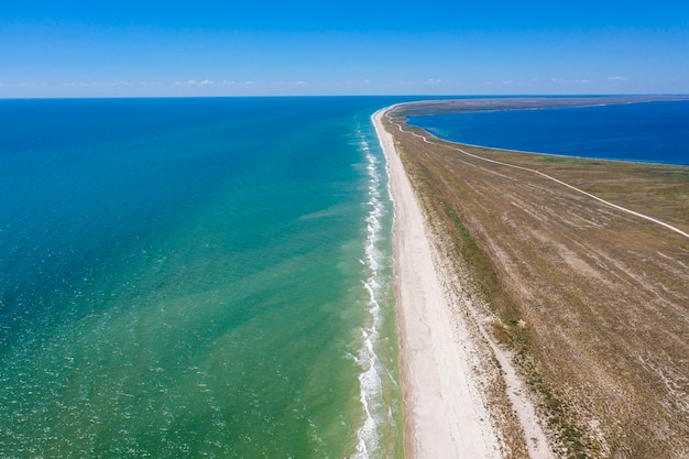 Sandstrand an der Küste von oben Sommerhintergrund