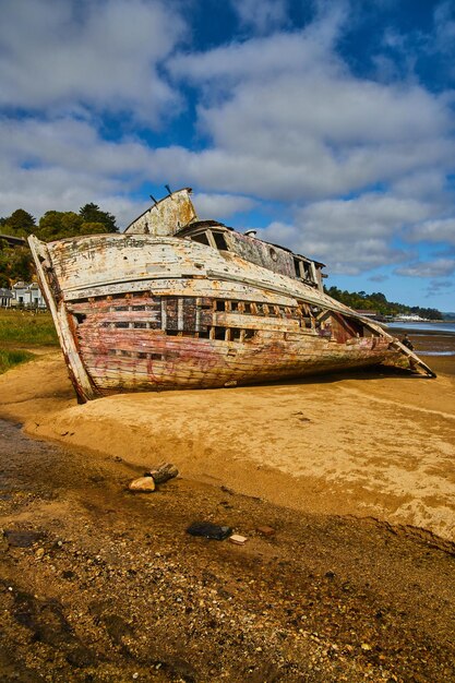 Sandstrand an der Westküste mit auseinanderfallendem Schiffswrack