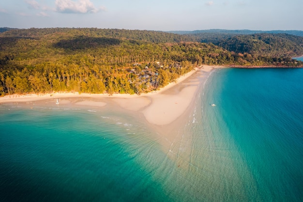 Sandstrand auf der Insel und Hochwinkelinsel am Abend Sommerreise