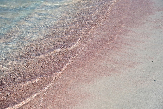 Sandstrand in Elafonisi, Kreta, Griechenland, transparenter, ruhiger Meerwasser-Rosa-Sand, oben Aussichtsraum