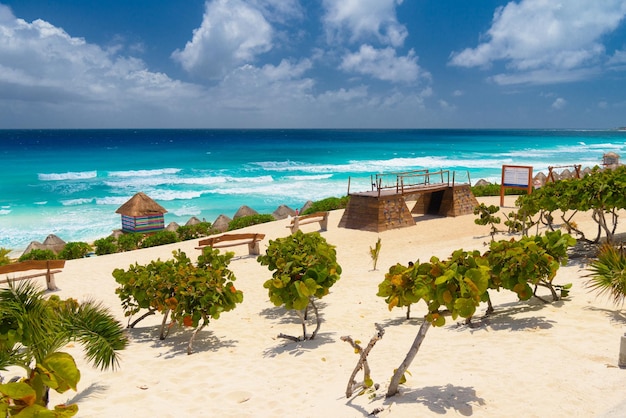 Sandstrand mit azurblauem Wasser an einem sonnigen Tag in der Nähe von Cancun Mexiko