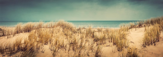 Sandstrand mit Dünen und Meer