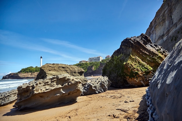 Sandstrand mit Steinen in Biarittz, Frankreich