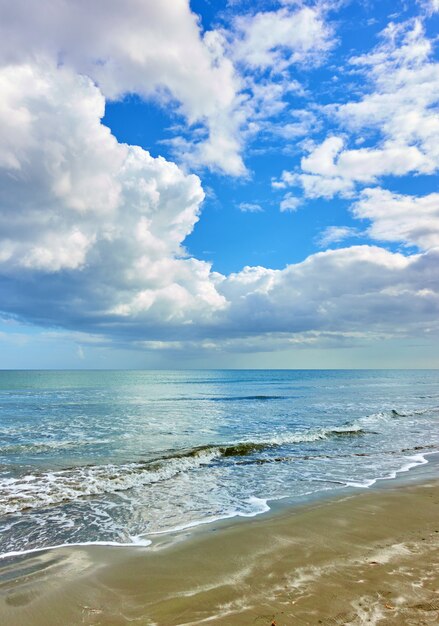 Sandstrand, Mittelmeer und weiße Wolken am Himmel - Meerblick. Zypern