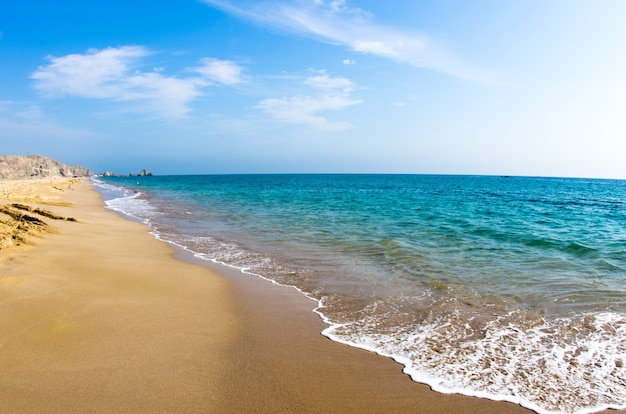 Sandstrand und blauer Himmel