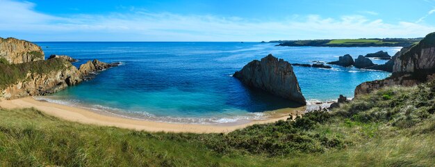 Sandstrand von Mexota (Spanien). Küstenlandschaft des Atlantiks. Zwei Schüsse Stitch Panorama.