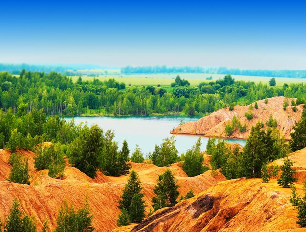 Sandtal mit dramatischem Wasserseelandschaftshintergrund