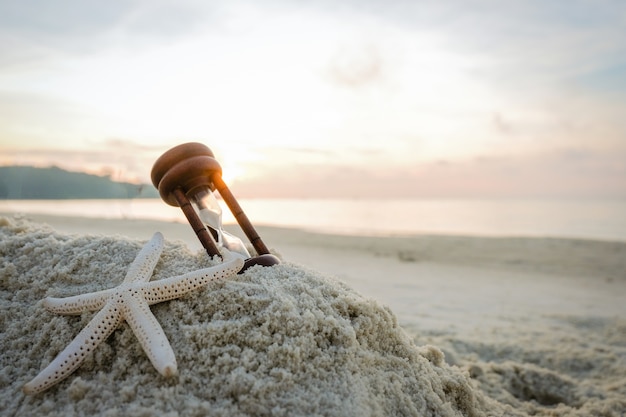 Sanduhr auf einem Sanddünenstrand