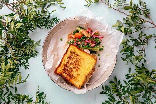 Sanduíche apetitoso com salada de legumes