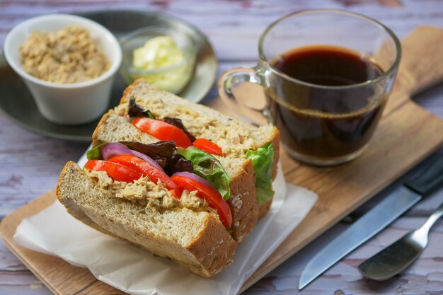 Sanduíche caseiro de atum com tomate e alface