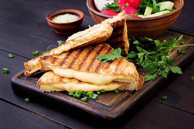 Sanduíche caseiro de queijo grelhado no café da manhã