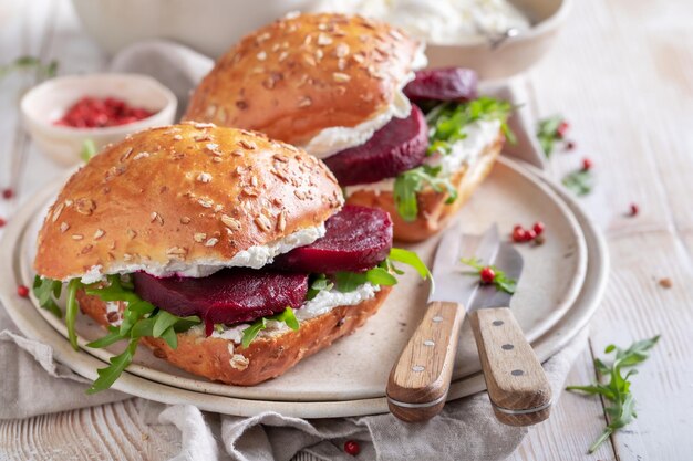 Sanduíche caseiro e delicioso para café da manhã ou almoço fresco