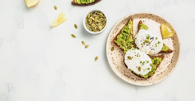 Sanduíche com abacate e ovo escalfado Lugar de receita de banner de conceito de comida saudável para visualização superior do texto