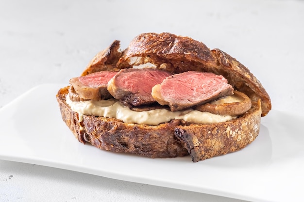 Sanduíche com bife e cogumelos