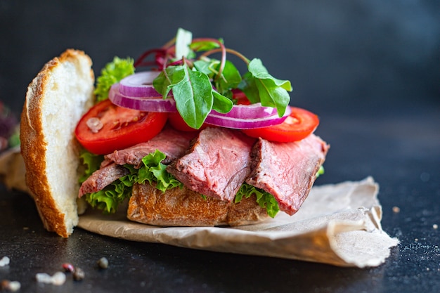 Sanduíche com carne e legumes na mesa