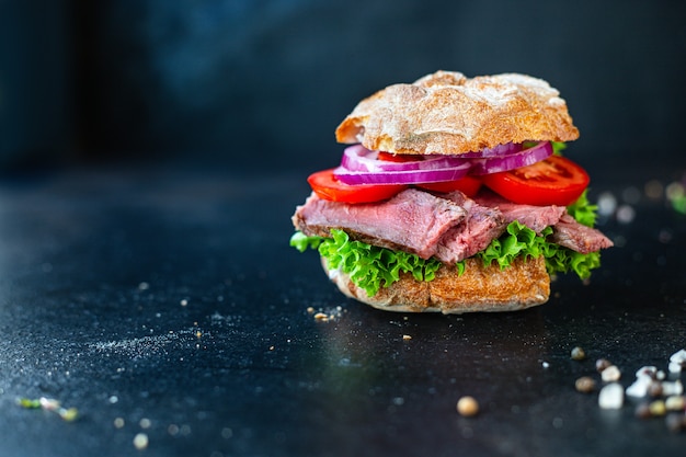 Sanduíche com carne e legumes na mesa