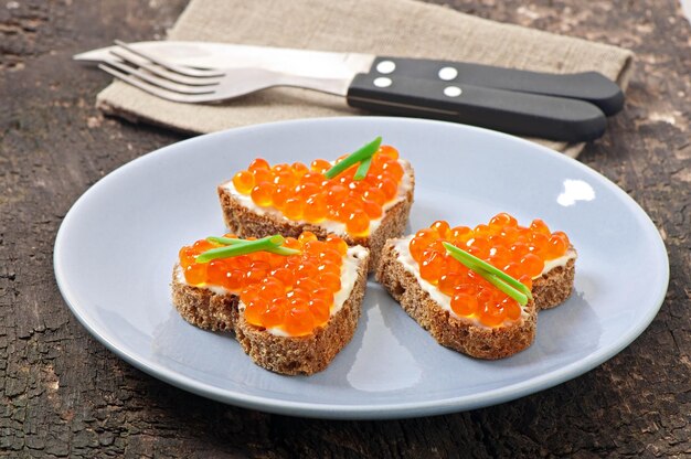 sanduíche com caviar vermelho em forma de coração