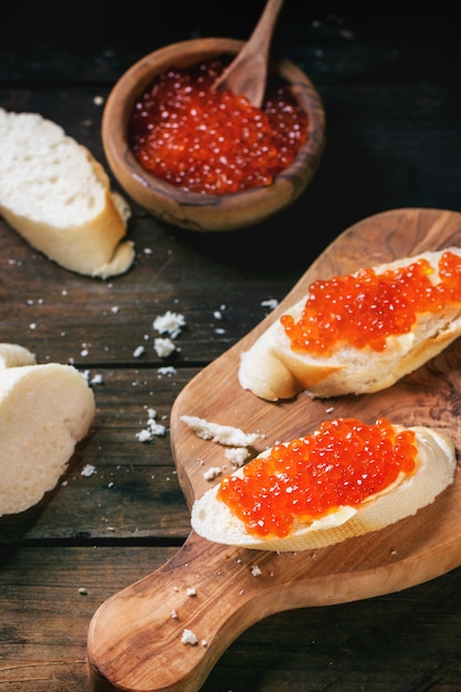 Sanduíche com caviar vermelho