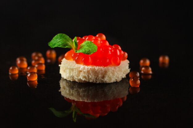 Sanduíche com caviar vermelho