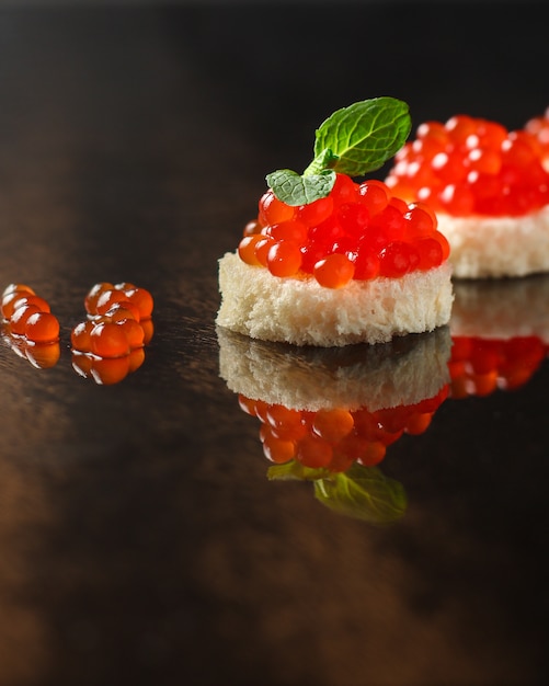 Sanduíche com caviar vermelho