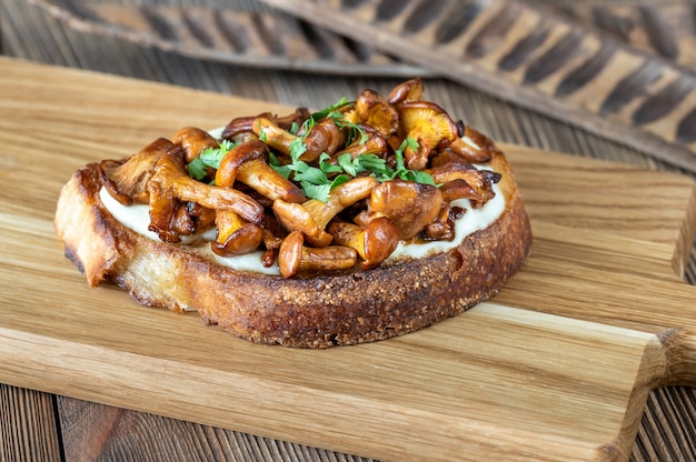 Sanduíche com chanterelles fritas na tábua