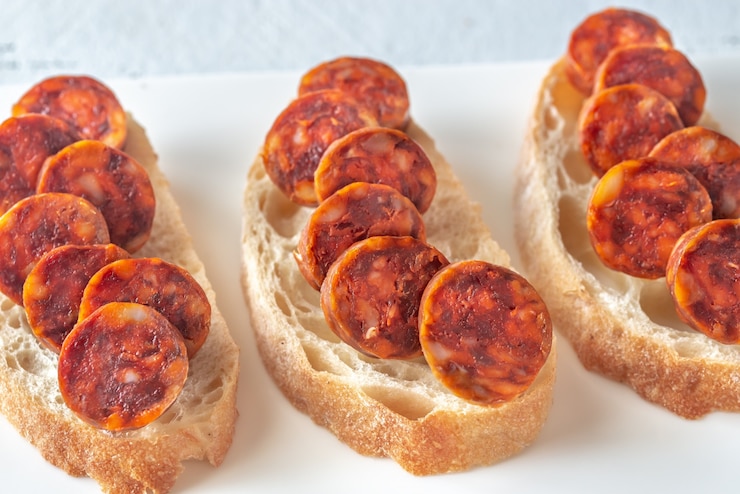 Foto sanduíche com chouriço espanhol no prato