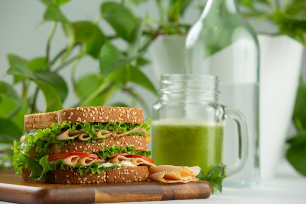 Sanduíche com conceito de dieta saudável de suco verde