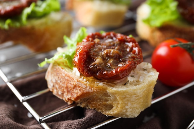 Sanduíche com conceito de lanche saboroso de tomate seco