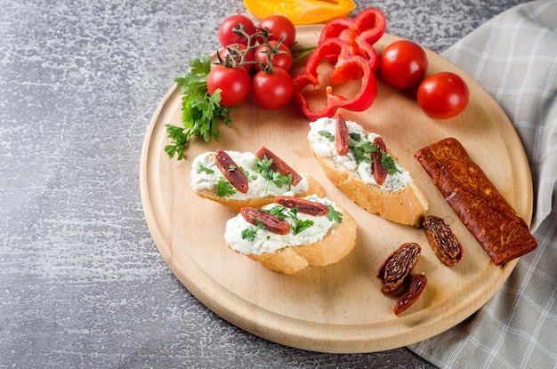 Sanduíche com cream cheese e tomate seco em um prato