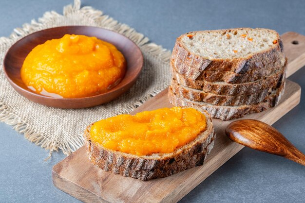 Sanduíche com doce de abóbora saborosa na mesa cinza