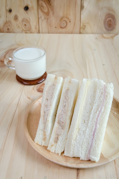 sanduíche com leite no fundo de madeira