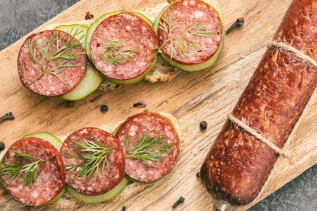 sanduíche com linguiça e legumes na superfície de madeira