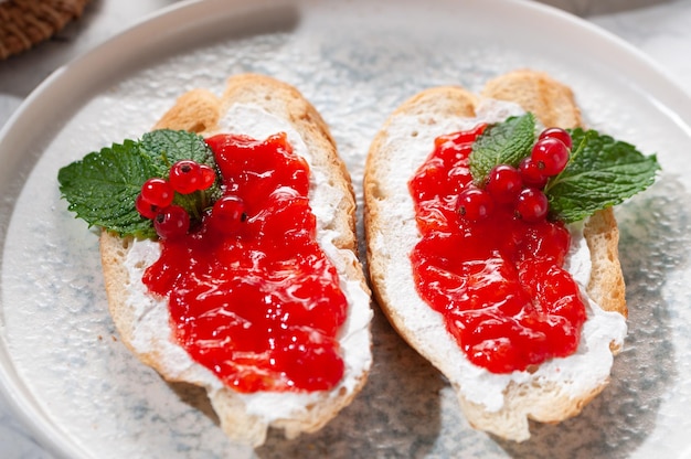 Sanduíche com marmelada, groselha e hortelã Comida saudável Pão de trigo