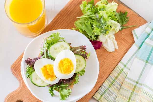 Sanduíche com ovo e salada