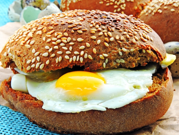 Sanduíche com ovos de codorna. Pão com gergelim. O conceito de um pequeno-almoço saudável. Dieta Keto.