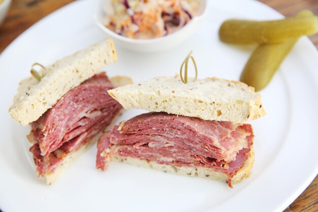 Sanduíche com pastrami de rosbife