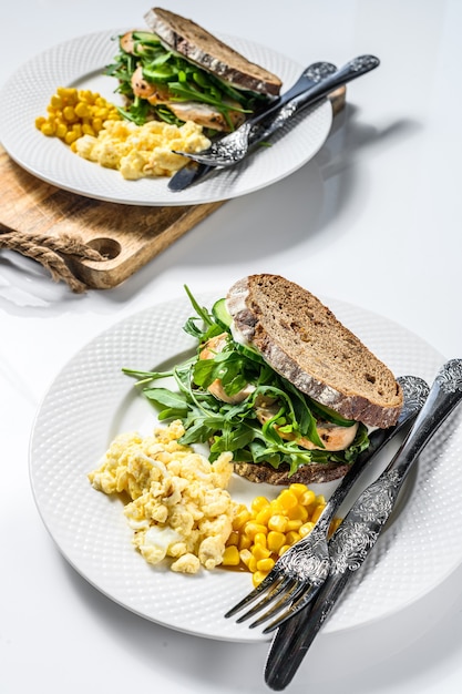 Sanduíche com peito de frango, rúcula, omelete e milho