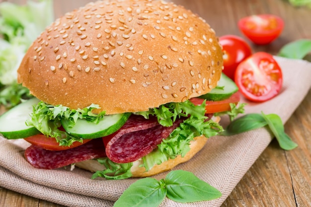 Sanduíche com presunto de tomate e folhas de salada