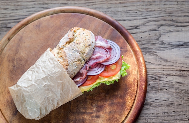 Sanduíche com presunto, queijo e legumes frescos