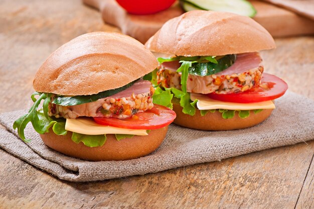 Sanduíche com presunto, queijo e legumes frescos