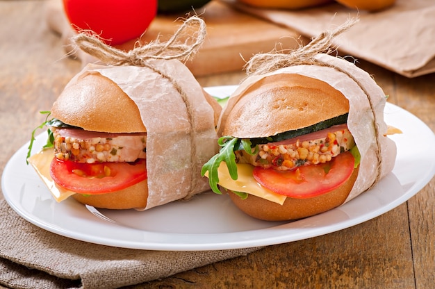 Sanduíche com presunto, queijo e legumes frescos