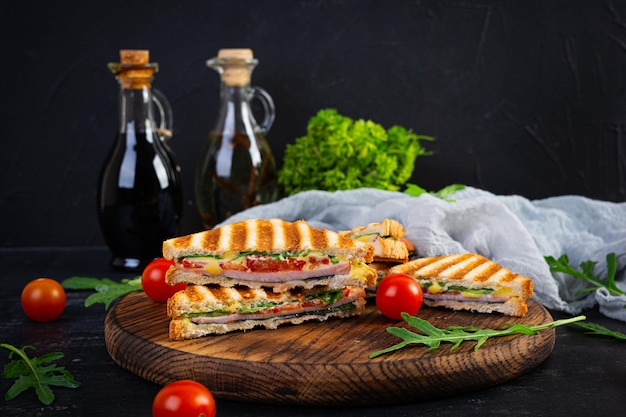 Sanduíche com presunto queijo mostarda folhas tomate e cebola saborosos sanduíches club