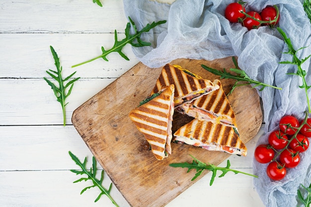 Sanduíche com presunto queijo mostarda folhas tomate e cebola saborosos sanduíches grelhados